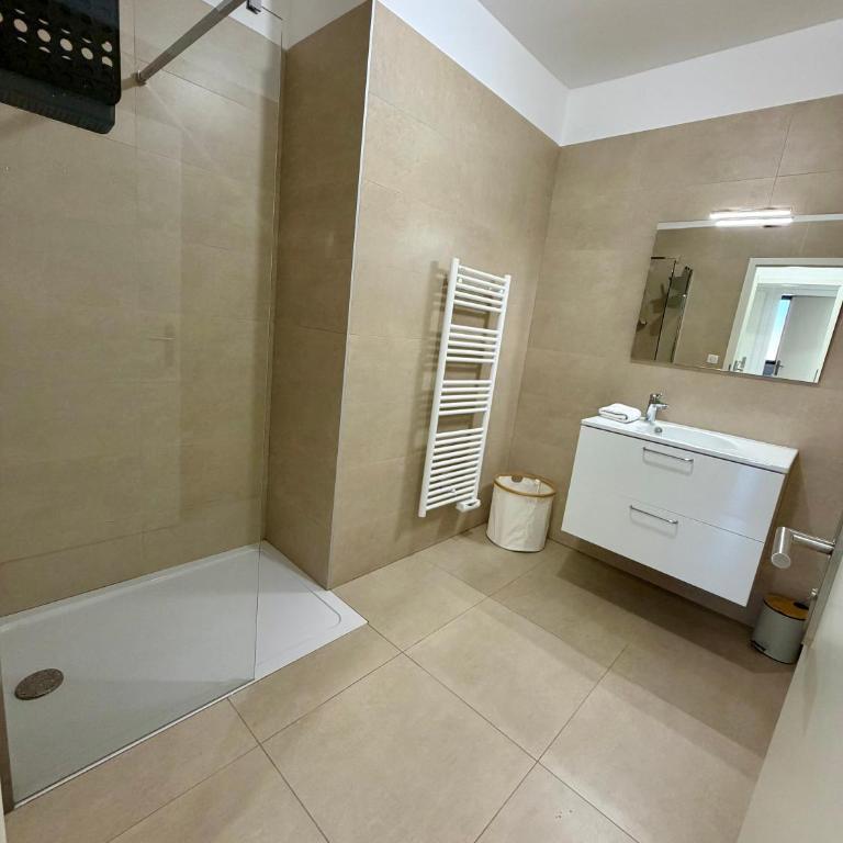 Superbe T3 avec rooftop Vue mer et montagne Ajaccio - Two-Bedroom Apartment - 13