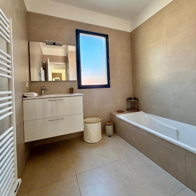 Superbe T3 avec rooftop Vue mer et montagne Ajaccio - Two-Bedroom Apartment - 12