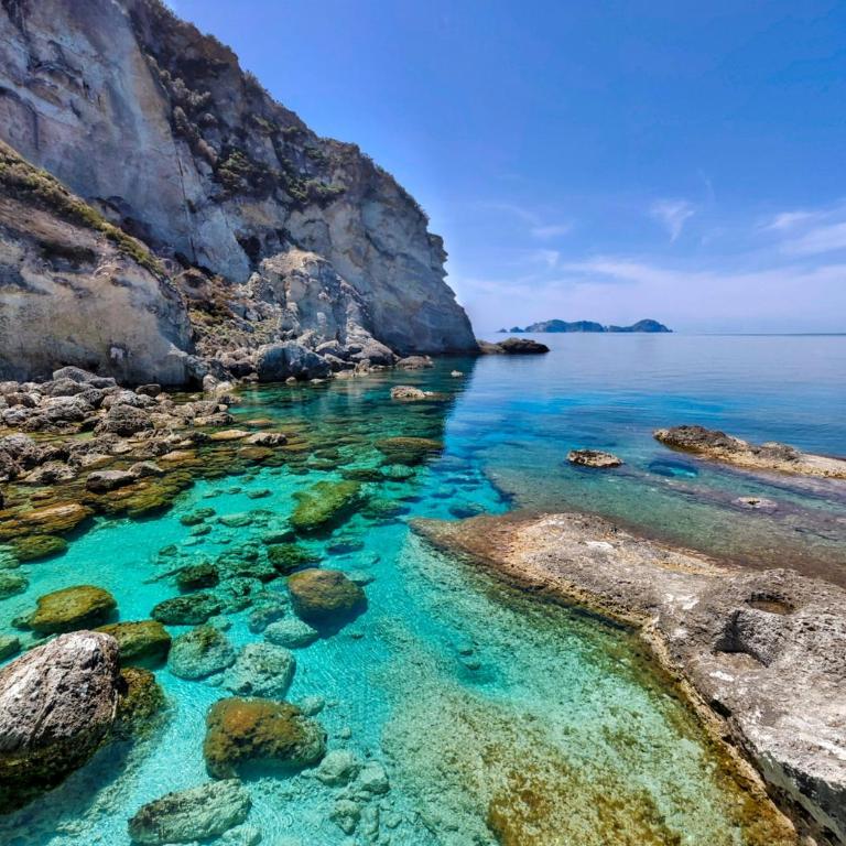 AzzurroMare Ponza Rooms Sea View by Caseaponza it - Camera Matrimoniale con Terrazza - 2