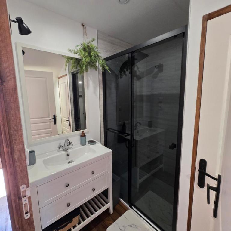 Maison d'Hôtes L'Intemporelle - Chambre Triple avec Salle de Bains Privative - 23