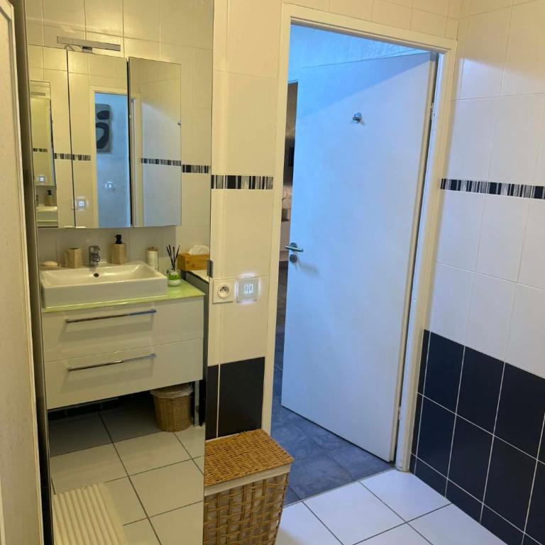 Appartement moderne avec terrasse, parking et clim - Apartamento de 1 dormitorio - 9