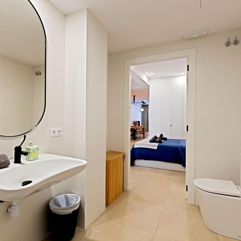 Modern apartment with patio and two bathrooms - Ferienhaus - 22