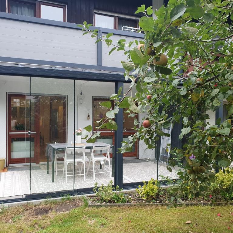 Ruhige 80 m2 Duplexwohnung mit Garten, 2 Bädern und Parkplatz nahe Innenstadt - Two-Bedroom Apartment - 2