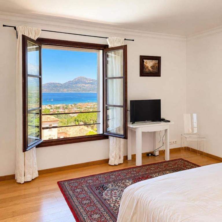 Panorama unique sur la baie de Calvi - Villa - 11