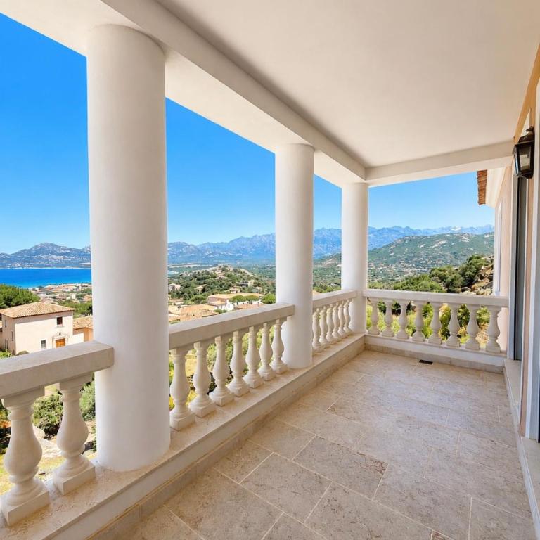 Panorama unique sur la baie de Calvi - Villa - 14