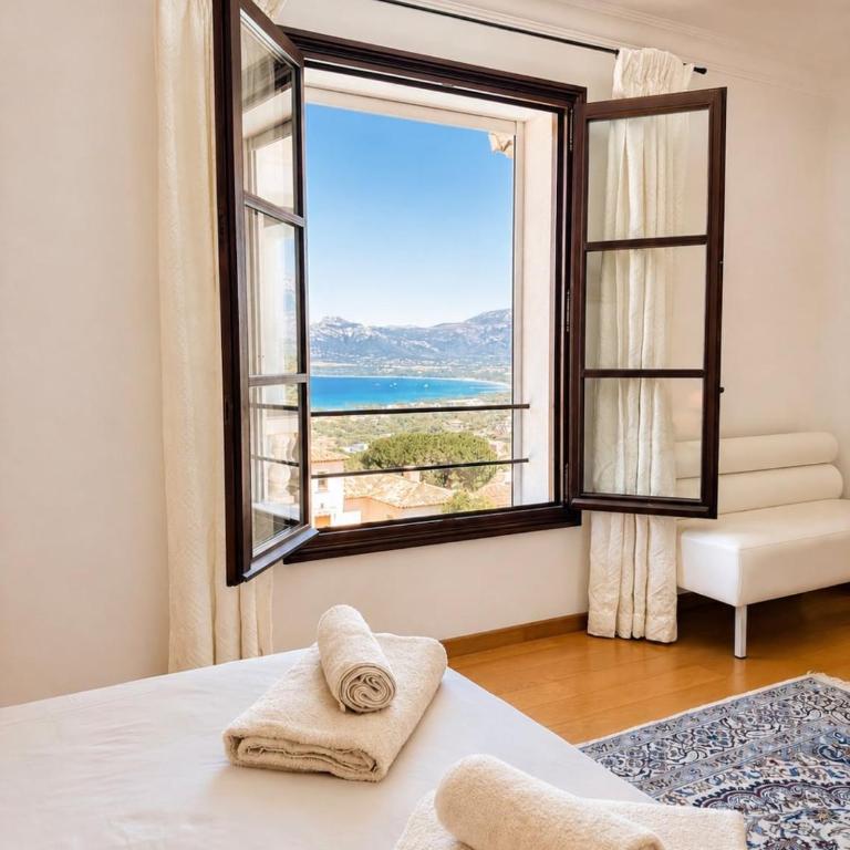 Panorama unique sur la baie de Calvi - Villa - 22