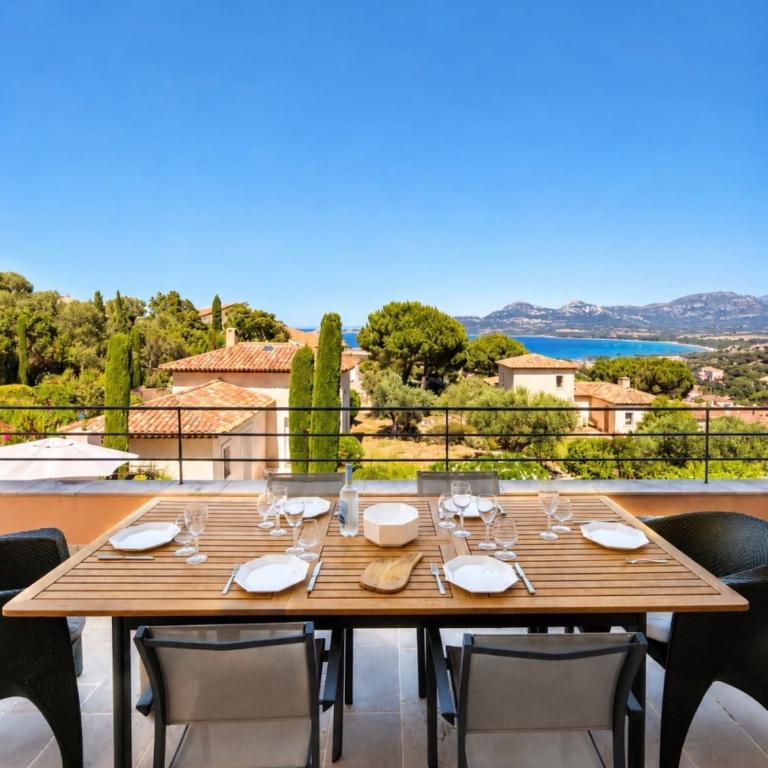 Panorama unique sur la baie de Calvi - Villa - 37