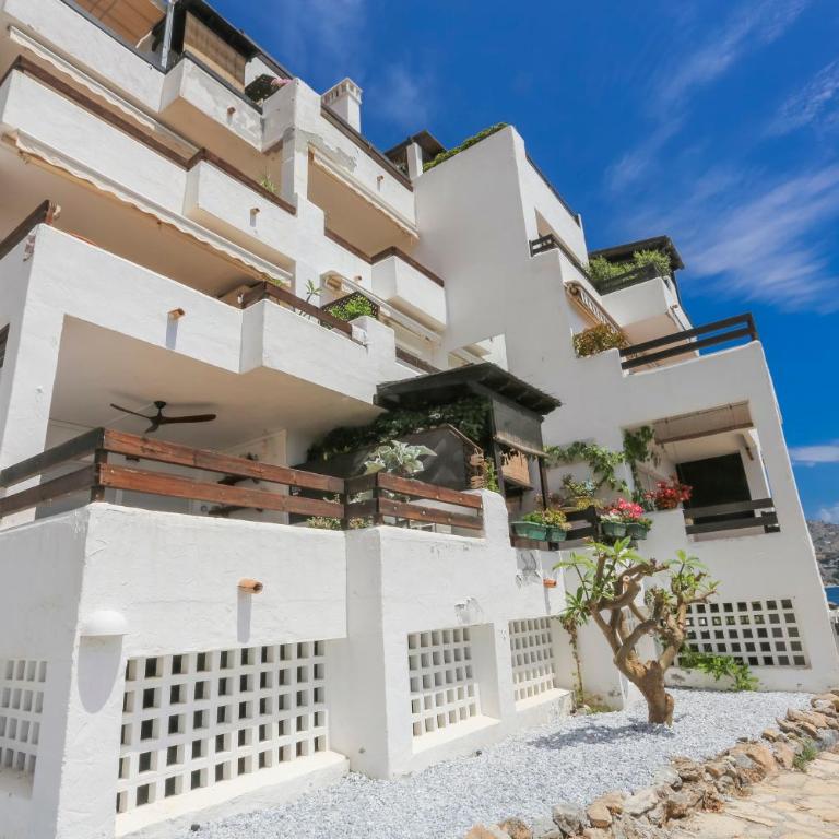 Sea View Haven with Pool & Magical Sunrises - Apartment mit 2 Schlafzimmern, Terrasse und Meerblick - 16