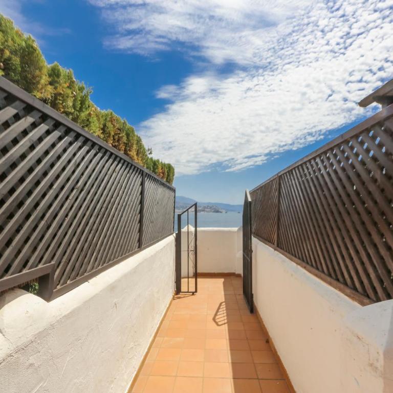 Sea View Haven with Pool & Magical Sunrises - Apartment mit 2 Schlafzimmern, Terrasse und Meerblick - 13