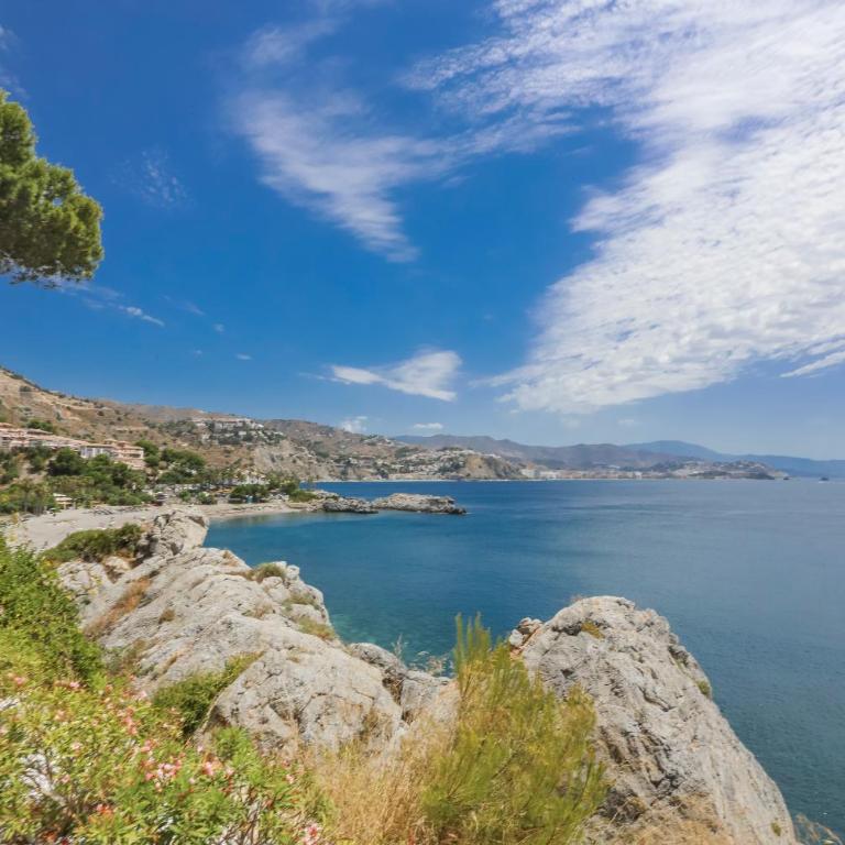 Sea View Haven with Pool & Magical Sunrises - Apartment mit 2 Schlafzimmern, Terrasse und Meerblick - 3