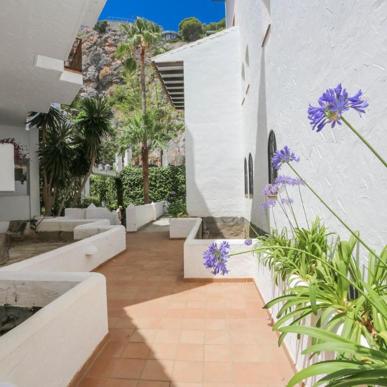 Sea View Haven with Pool & Magical Sunrises - Apartment mit 2 Schlafzimmern, Terrasse und Meerblick - 12
