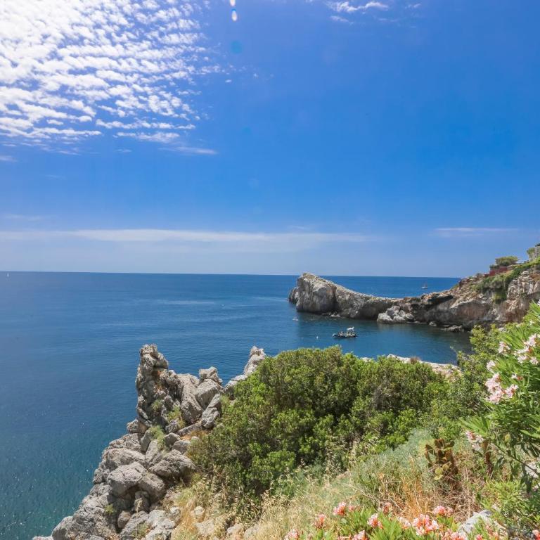 Sea View Haven with Pool & Magical Sunrises - Apartment mit 2 Schlafzimmern, Terrasse und Meerblick - 11