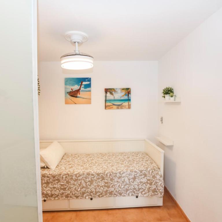 Sea View Haven with Pool & Magical Sunrises - Apartment mit 2 Schlafzimmern, Terrasse und Meerblick - 20
