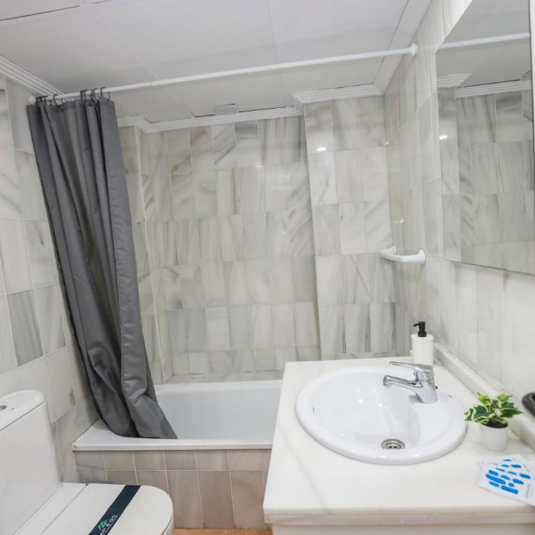 Sea View Haven with Pool & Magical Sunrises - Apartment mit 2 Schlafzimmern, Terrasse und Meerblick - 9