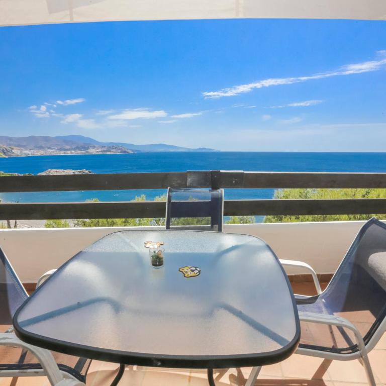 Sea View Haven with Pool & Magical Sunrises - Apartment mit 2 Schlafzimmern, Terrasse und Meerblick - 40