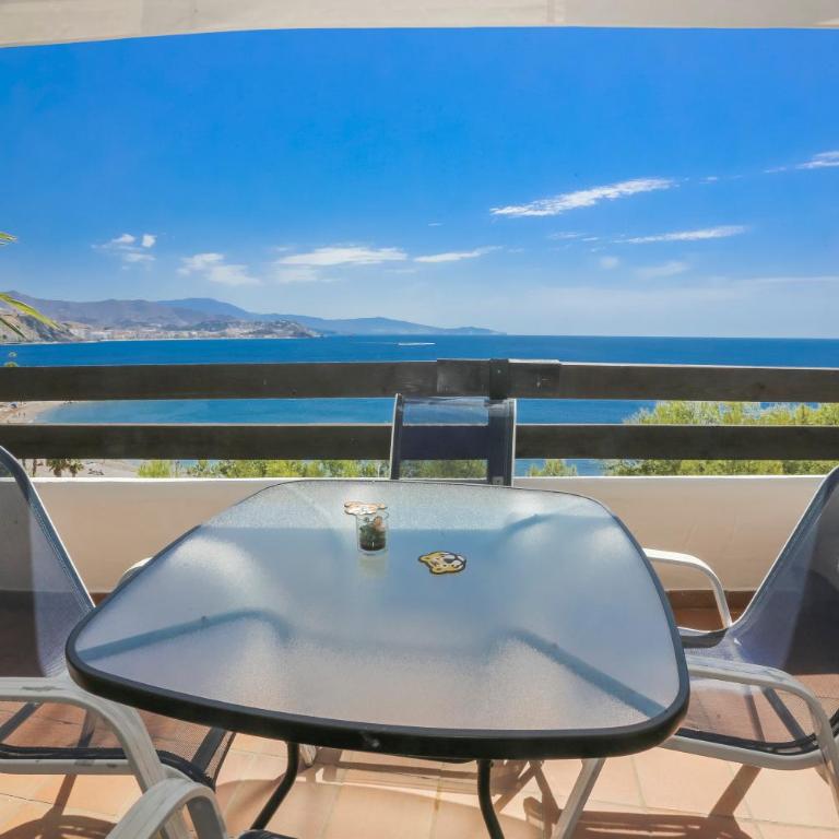 Sea View Haven with Pool & Magical Sunrises - Apartment mit 2 Schlafzimmern, Terrasse und Meerblick - 48