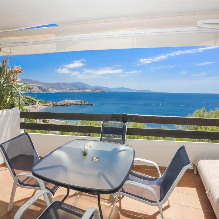 Sea View Haven with Pool & Magical Sunrises - Apartment mit 2 Schlafzimmern, Terrasse und Meerblick - 1