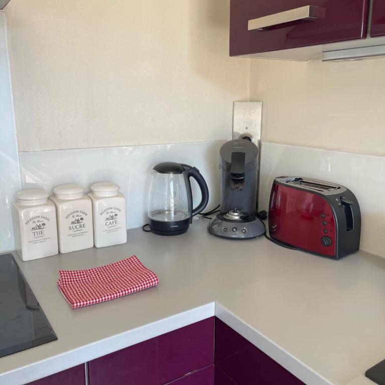 Écrin Urbain -Terrasse -wifi -Clim -Proche centre - Two-Bedroom Apartment with Terrace - 13