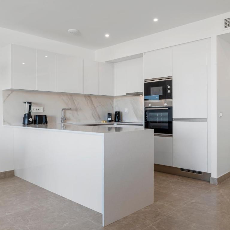 Isea near the Sea Estepona - Two-Bedroom Apartment with Balcony and Sea View - 3