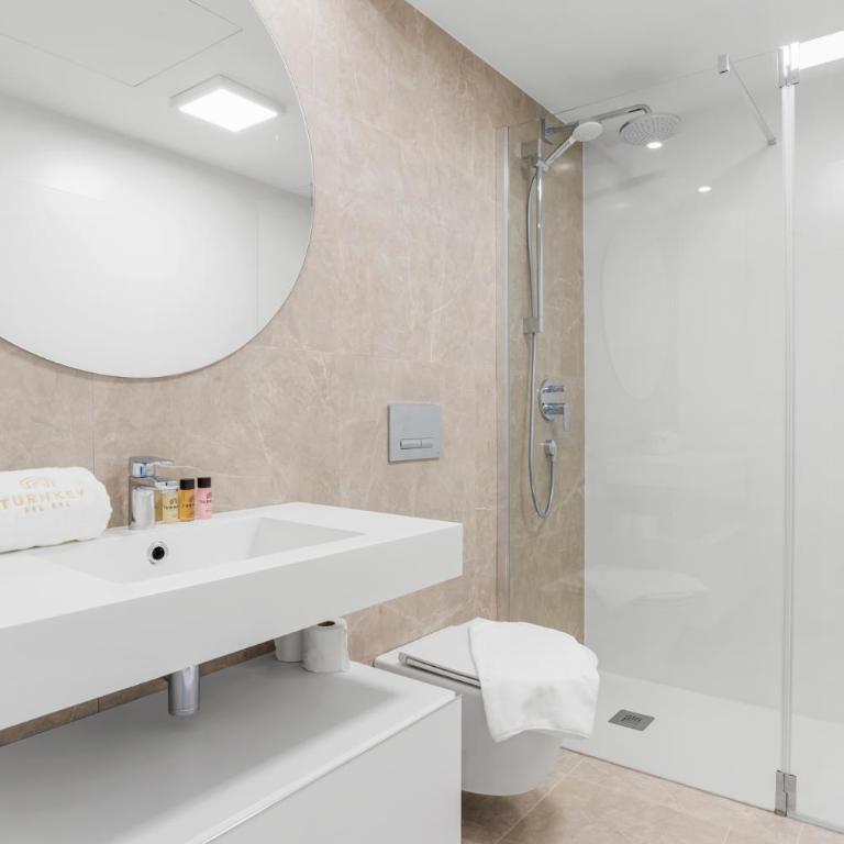 Isea near the Sea Estepona - Two-Bedroom Apartment with Balcony and Sea View - 2