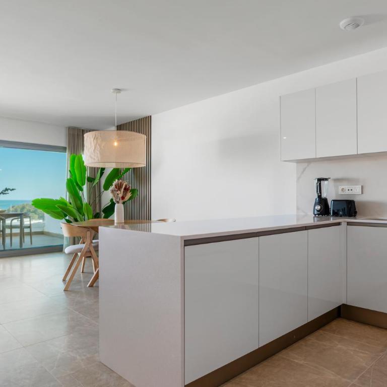 Isea near the Sea Estepona - Two-Bedroom Apartment with Balcony and Sea View - 5