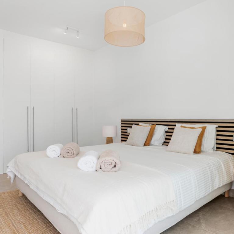 Isea near the Sea Estepona - Two-Bedroom Apartment with Balcony and Sea View - 4