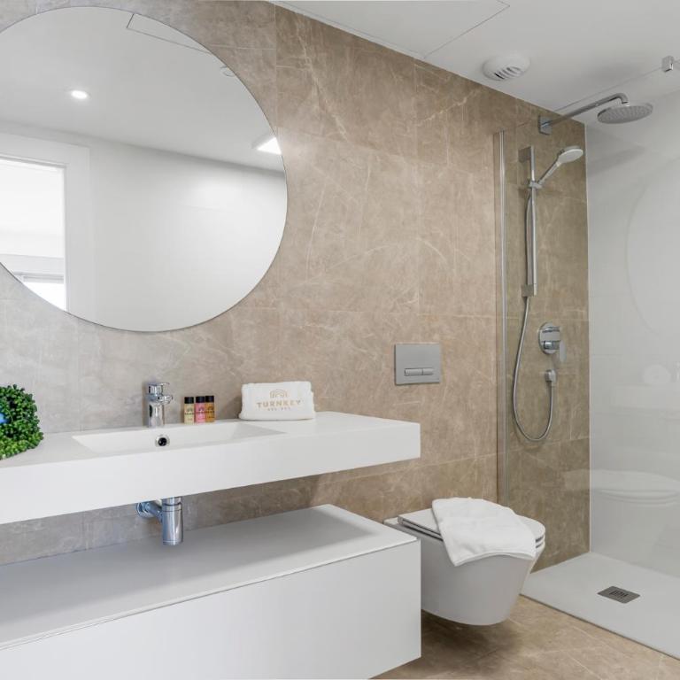 Isea near the Sea Estepona - Two-Bedroom Apartment with Balcony and Sea View - 12