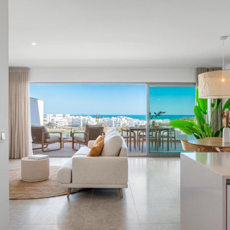 Isea near the Sea Estepona - Two-Bedroom Apartment with Balcony and Sea View - 9
