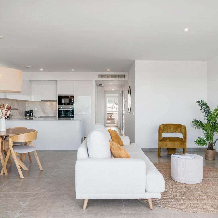Isea near the Sea Estepona - Two-Bedroom Apartment with Balcony and Sea View - 7