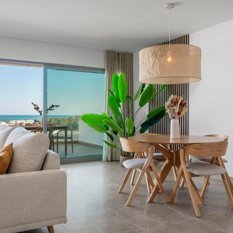 Isea near the Sea Estepona - Two-Bedroom Apartment with Balcony and Sea View - 11