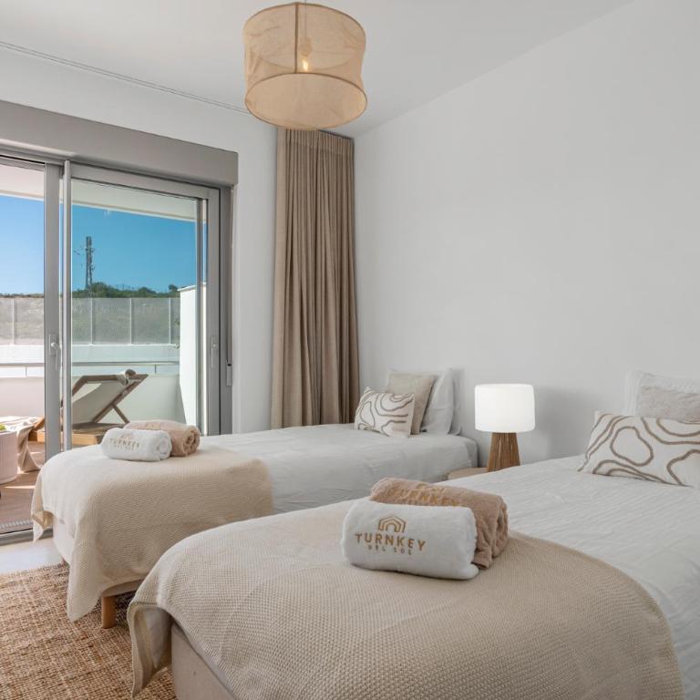 Isea near the Sea Estepona - Two-Bedroom Apartment with Balcony and Sea View - 24