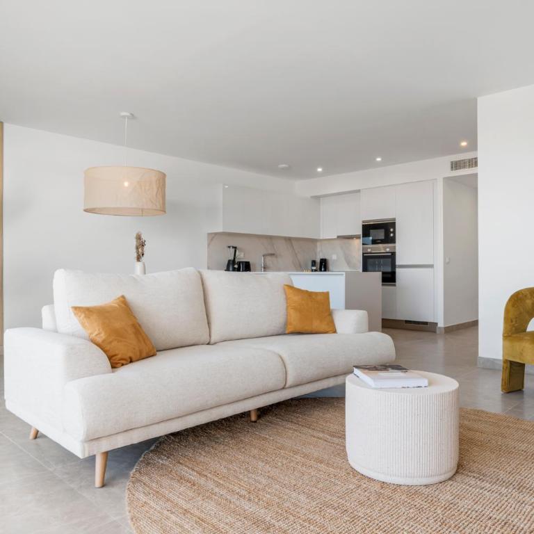 Isea near the Sea Estepona - Two-Bedroom Apartment with Balcony and Sea View - 17