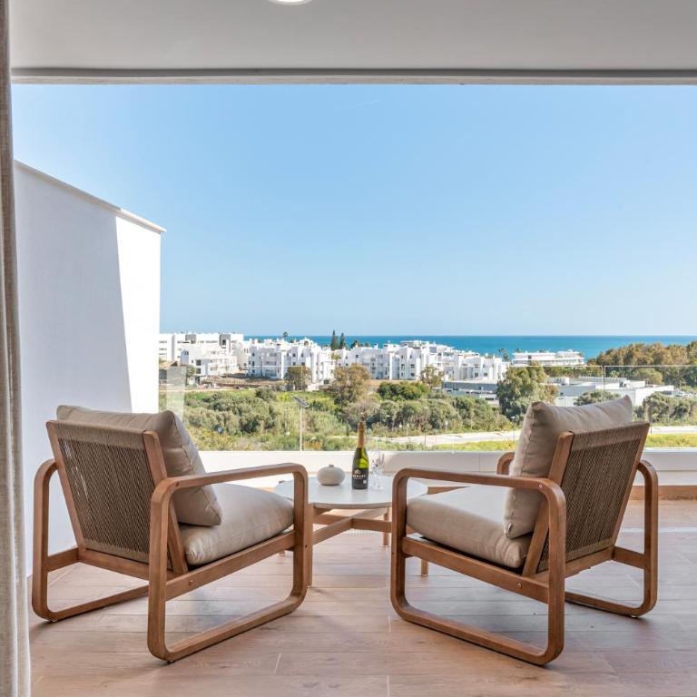 Isea near the Sea Estepona - Two-Bedroom Apartment with Balcony and Sea View - 15