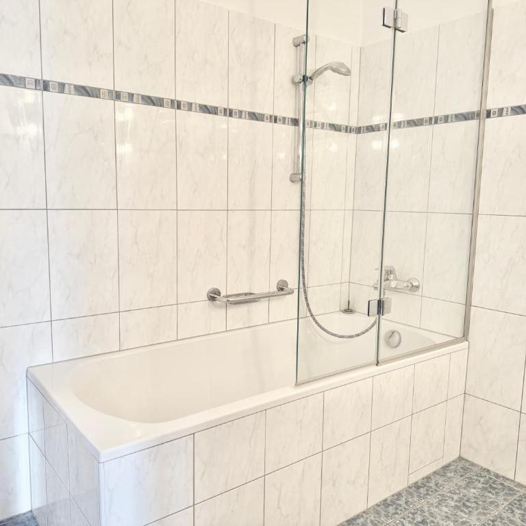 Lake View Apartment - Free Parking - Apartment mit 1 Schlafzimmer, Balkon und Meerblick - 4