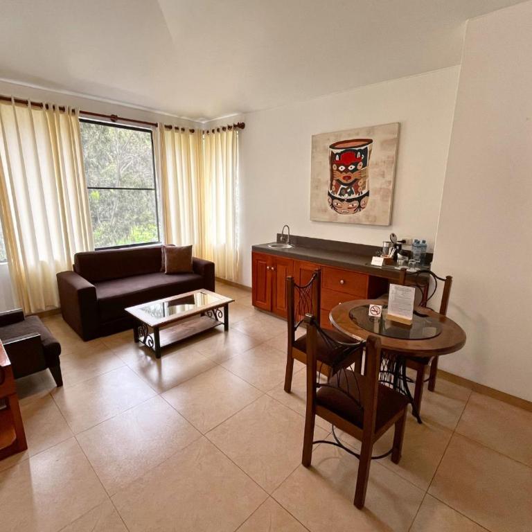 Kankay Hotel y Centro de Convenciones - Family Room - 1