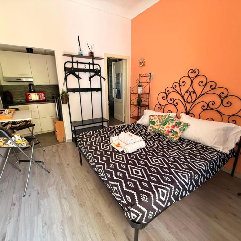 "Little Sicilian Home"-room with a private bathroom & kitchen -fridge - and shared a beautiful terrace on Hostel Taormina Center - Appartamento con 1 Camera da Letto - 19
