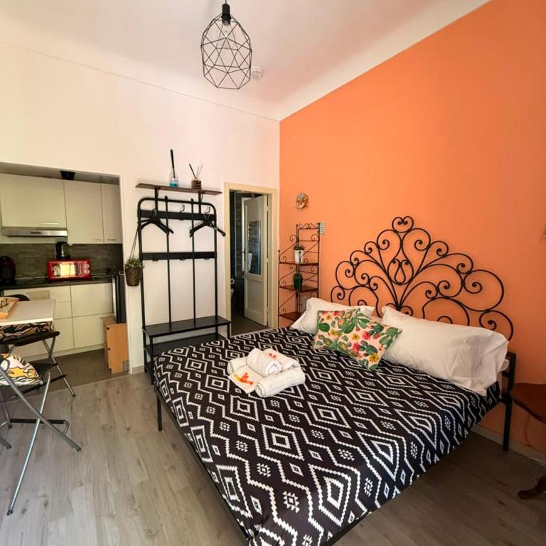 "Little Sicilian Home"-room with a private bathroom & kitchen -fridge - and shared a beautiful terrace on Hostel Taormina Center - Appartamento con 1 Camera da Letto - 20