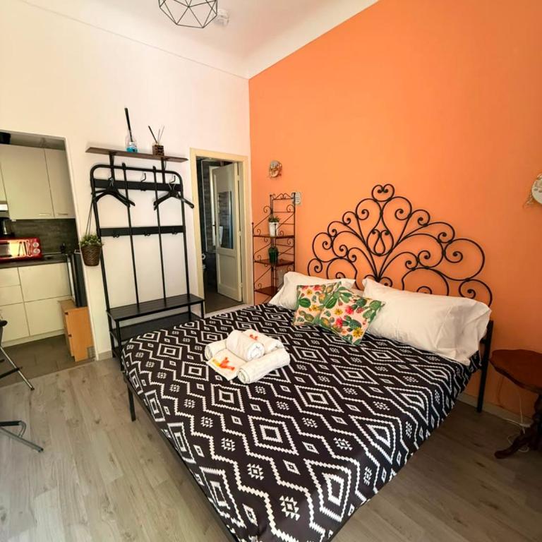 "Little Sicilian Home"-room with a private bathroom & kitchen -fridge - and shared a beautiful terrace on Hostel Taormina Center - Appartamento con 1 Camera da Letto - 1
