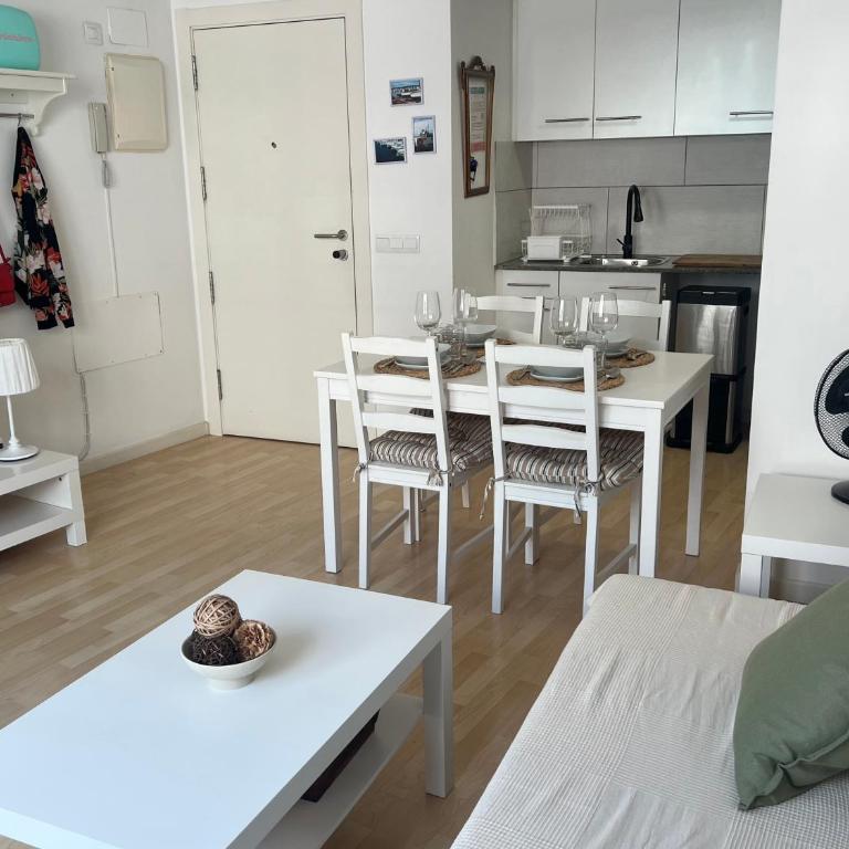 Apartamento luminoso con parking a 250 m de playa y centro - Apartamento de 1 dormitorio - 5