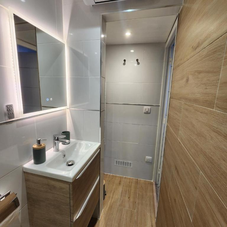 Le Petit Montmartre Chic studio Nîmes centre ville - Appartement 1 Chambre - 22
