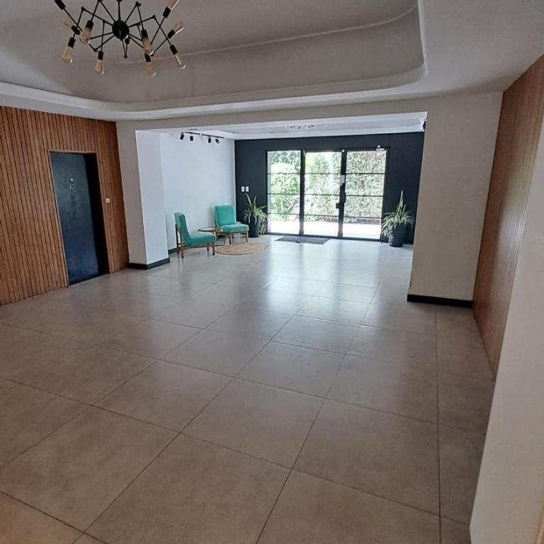 Gran departamento con parrilla y cochera en Playa Grande - Apartamento de 2 dormitorios - 63