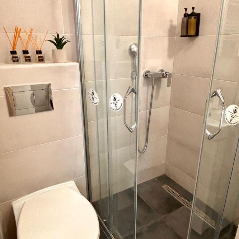 Urban Oasis Belgrade- free parking, quiet area close to City Centre - One-Bedroom Apartment - 4
