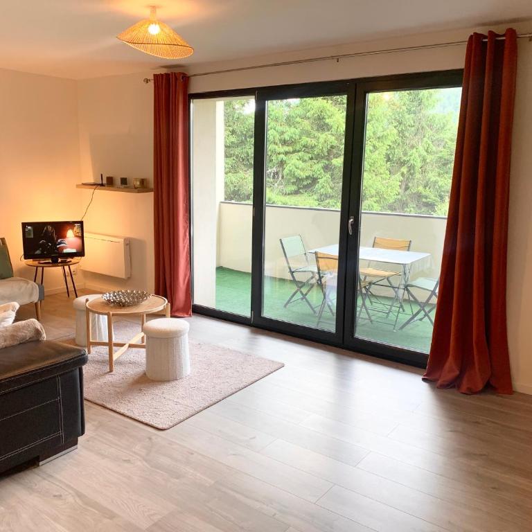 Logement 2 chambres au calme avec séjour et balcon 1 au Rdc a Gérardmer - Two-Bedroom Apartment - 1