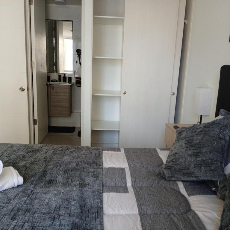 Moderno Depto 2D2B con parking a pasos del Metro - Two-Bedroom Deluxe Apartment with Balcony - 16