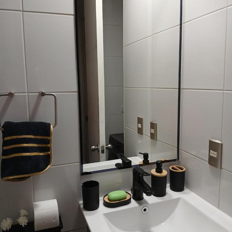 Moderno Depto 2D2B con parking a pasos del Metro - Two-Bedroom Deluxe Apartment with Balcony - 21