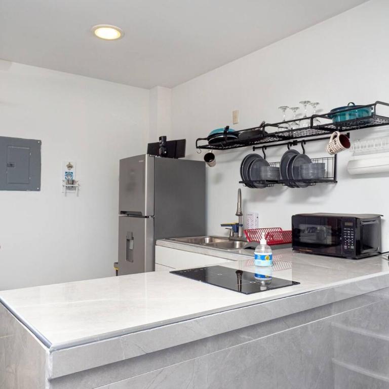 Stunning Pool Condo—8 Min Walk to the Beach! - Apartamento - 7