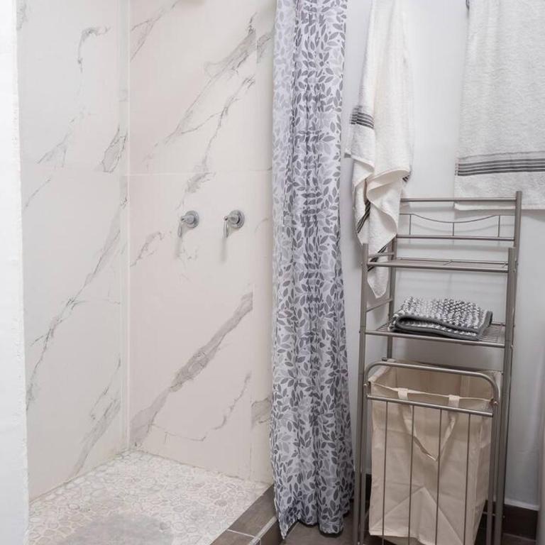 Stunning Pool Condo—8 Min Walk to the Beach! - Apartamento - 25
