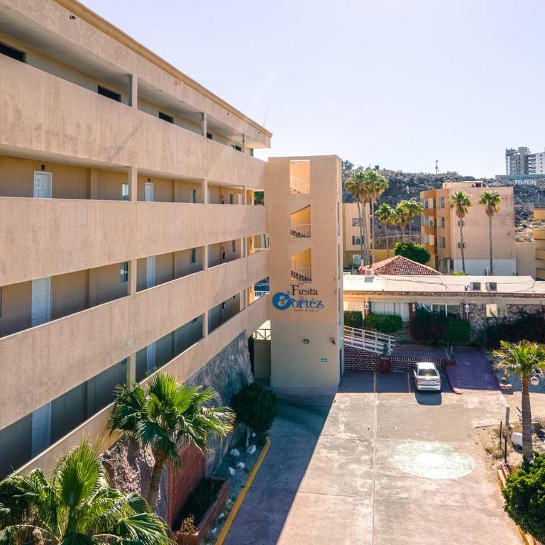 Stunning Pool Condo—8 Min Walk to the Beach! - Apartamento - 27
