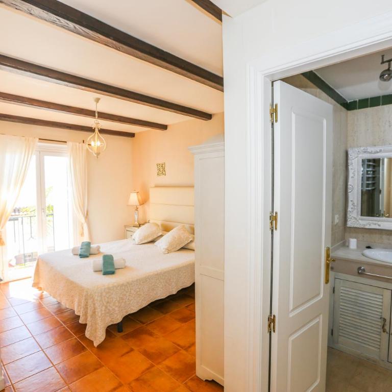 Serenity Coast Home, Exclusive Sea Views & Pool - Three-Bedroom Villa - 18