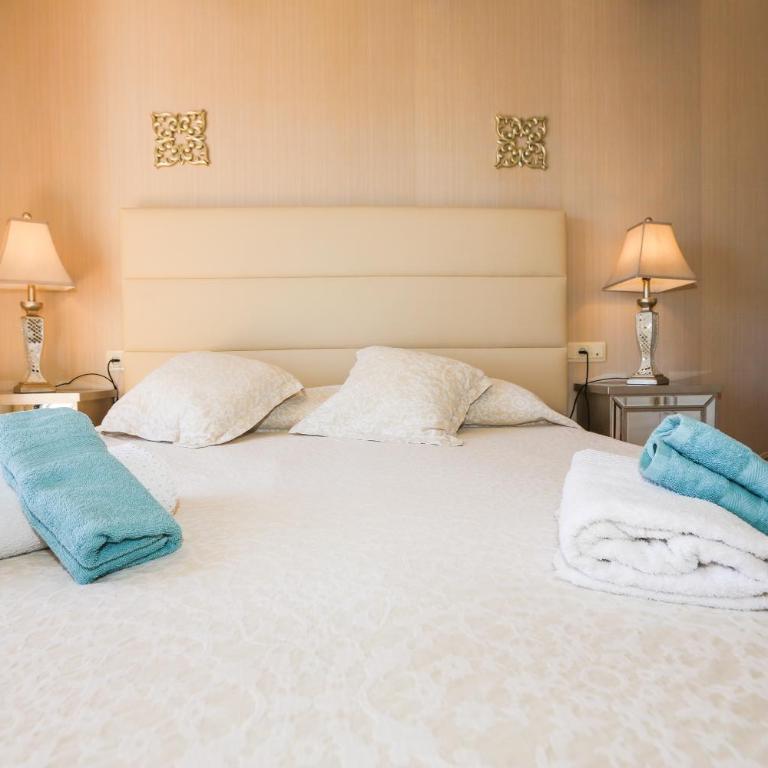 Serenity Coast Home, Exclusive Sea Views & Pool - Three-Bedroom Villa - 23